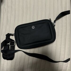 Lululemon black crossbody camera bag 2L